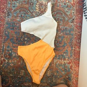 One shoulder swimsuit